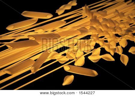 Pasta su sfondo nero