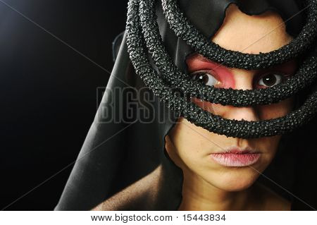 muy linda mujer con pañuelo oscuro a la mirada de la sexualidad de la cabeza, sensual
