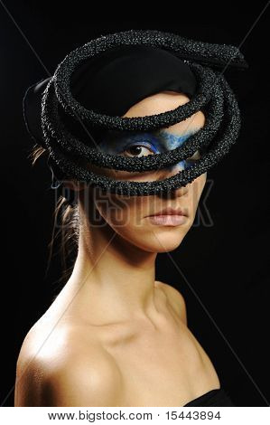 Muy linda mujer con pañuelo oscuro, modelo elegante moda