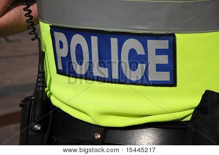 Policja na żółty zbroi kamizelki
