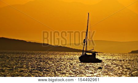 The color of the sun sinking into the water shoots.