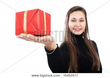 Ragazza offerta presente