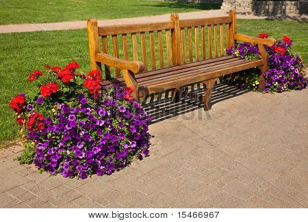 Tom bænk med blomster