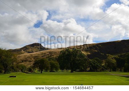 Lush green landscape at Arthur's Seat in Scotland.