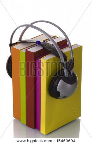 audiobook coloré concept avec casque et livres (isolés on white)