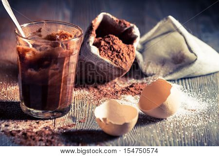 Quick dessert composed of egg and sugar