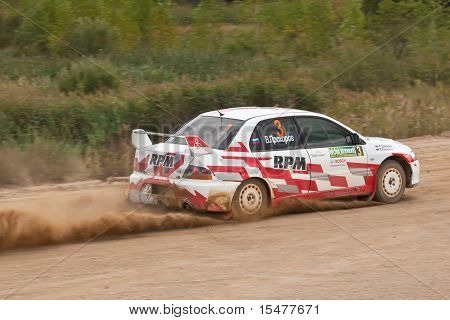 Rostov, Rússia - 05 de setembro: Uriy Volkov dirige carros de Subaru Impreza durante Rostov Velikiy Rússia