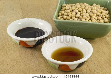 Mörka och ljusa sojasås med sojabönor.