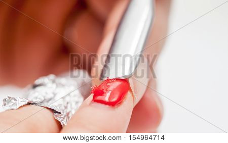 red shellac manicure peeling with foil at home