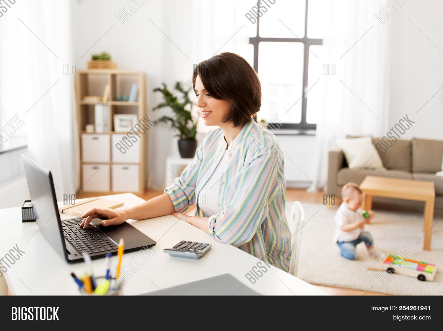 My mother to work at an office. My mother to work at an office. My mother to work at an office. Мама работает. Мама с ребенком за компьютером.