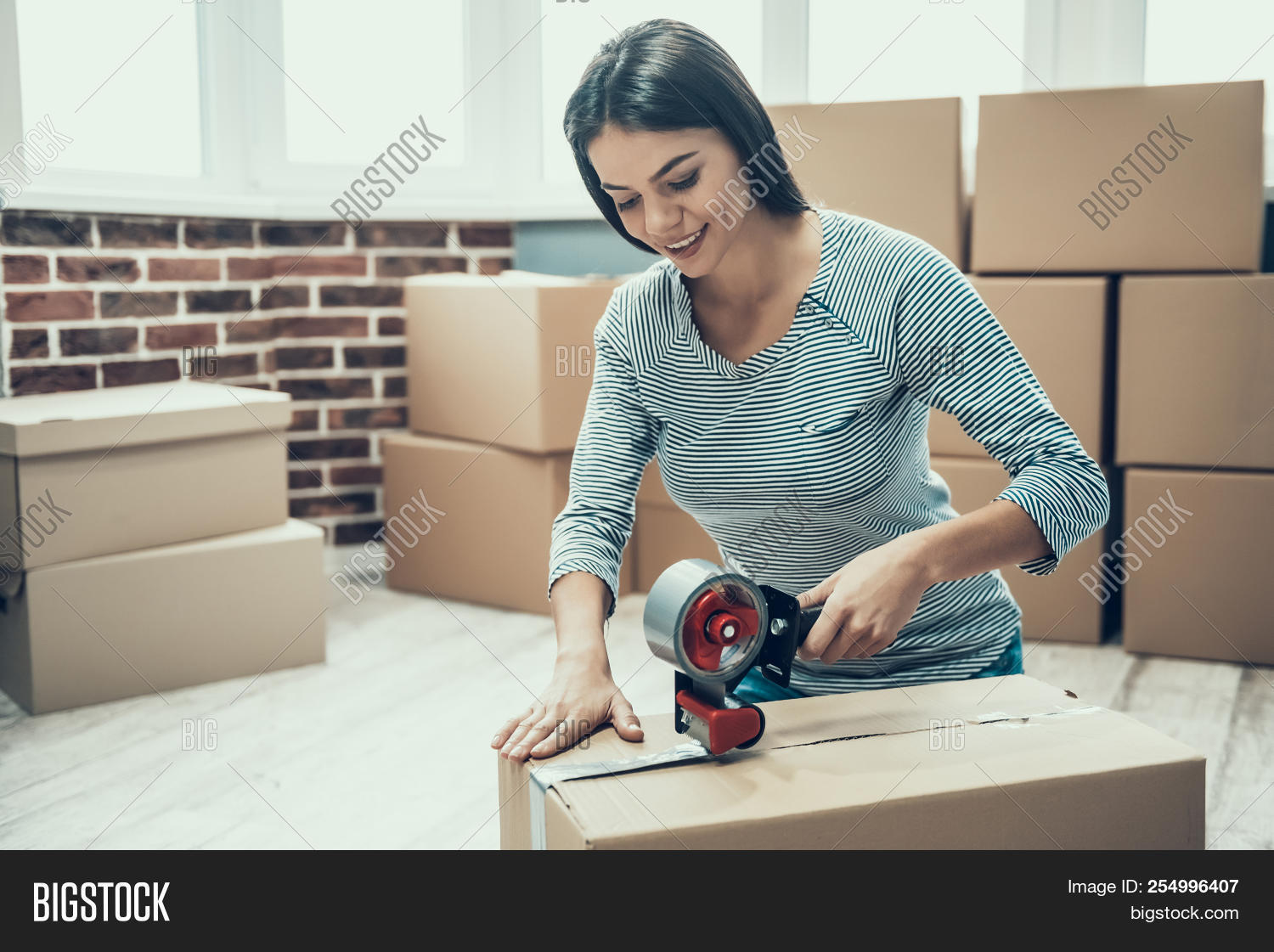 Packing Box Smile Young Smiling 图片和照片(免费试用) | Bigstock