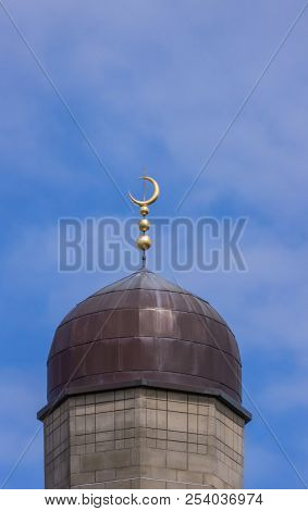 Edinburgh, Scotland, Uk - June 13, 2012: Crescent Moon Symbol On Minaret Of The Central Mosque Also 