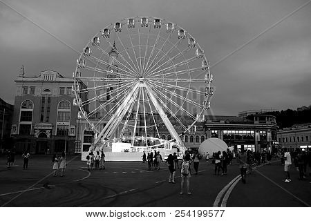 Kyiv, Ukraine - August 4, 2018: The Ferris Wheel In The Historical Part Of Kyiv On The Kontraktova S
