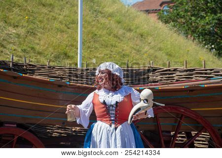 York  Yorkshire Uk  - 26 June 2018:  Mature Lady In Elizabethan Re-enactment