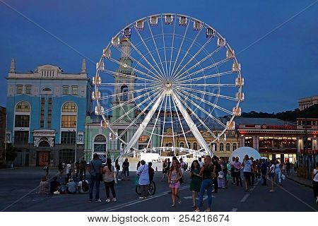 Kyiv, Ukraine - August 4, 2018: The Ferris Wheel In The Historical Part Of Kyiv On The Kontraktova S
