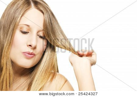 impishly blond kobieta gra z jej włosy