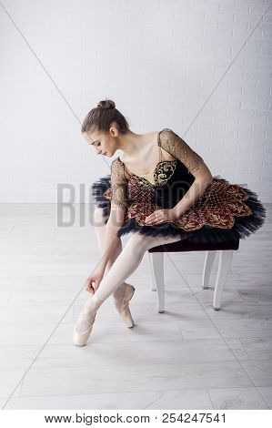 Yooung Ballerina Sitting On The Chair And Concentrate For Performans