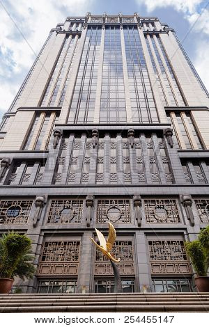 Singapore, Singapore - January 16, 2013. Statue Of Flying Golden Crane In Front Of Parkview Square B
