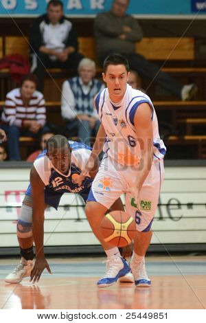 KAPOSVAR ฮังการี - 15 ตุลาคม: Kornel Kisss (ในสีขาว) ในการดำเนินการที่เป็น Championshi แห่งชาติ Hugarian