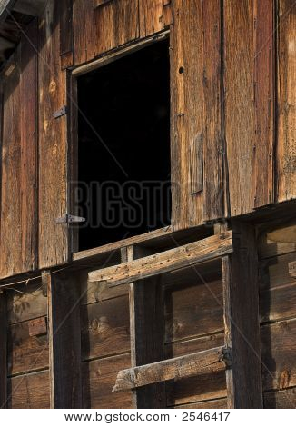 Scala primitiva e porta In un vecchio fienile in legno