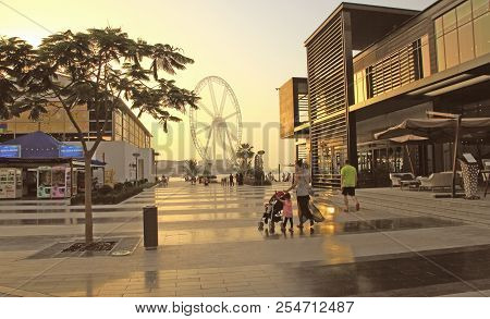 Dubai, Uae - May 08, 2018: Dubai Marina Promenade At Sunset. Ferris Wheel, Dubai Marina Beach, Dubai