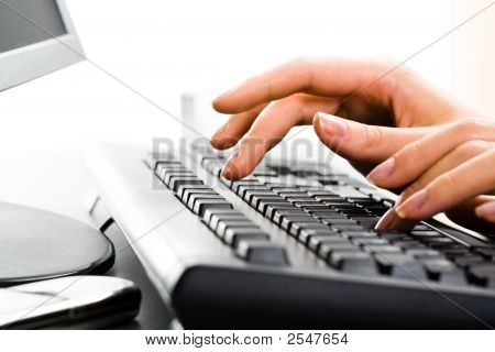 Mains sur le clavier
