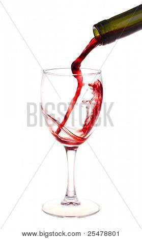 Vinho tinto derramar de uma garrafa de vinho, isolada no fundo branco