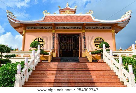 Nakhon Phanom, Thailand - Aug 11, 2018:  Visitors Listening To Ho Chi Minh's Memorial House Owner De