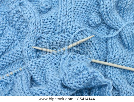 Tela azul con agujas