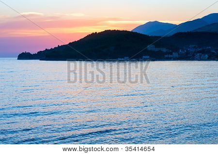 Vaaleanpunainen auringonlasku ja rantaviivaa (albania)