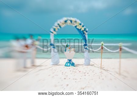 Wedding Arch And Musicians On The Beach, Artistic Blur, Lensbaby