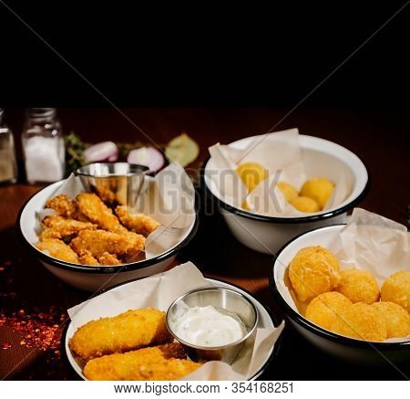 Spicy Deep Fried Breaded Chicken Wings With Sause