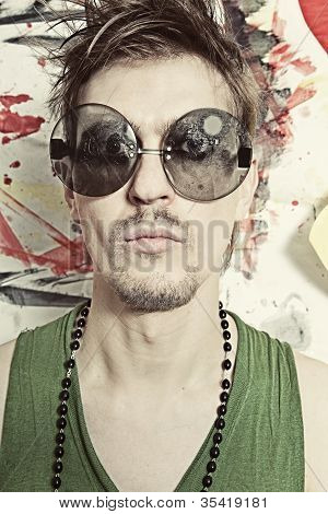 Porträt des jungen Punk-Runde Sonnenbrillen
