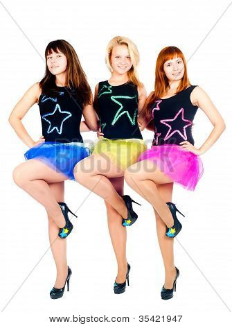 Tre belle ragazze danzanti