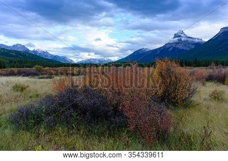 Pilot Mountain Banff, Alberta Kanada Travel Destination