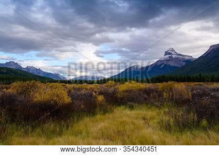 Pilot Mountain Banff, Alberta Kanada Travel Destination