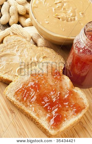 hausgemachte Erdnussbutter und Gelee sandwich