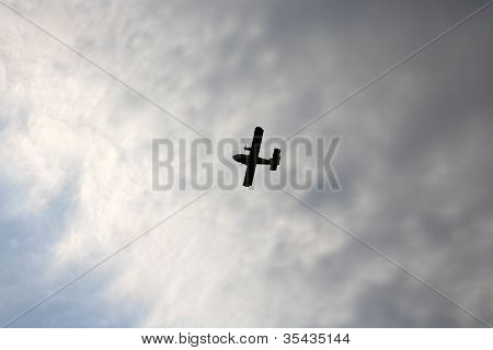 ZAKYNTHOS, Grécia - 1 de agosto: Canadair CL-415 ou Bombardier 415, aproximando-se do mar para tomar água durante