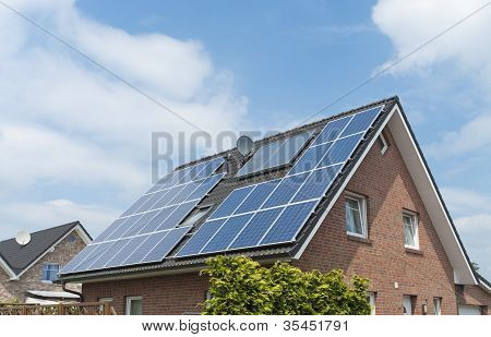 Hus med solpaneler