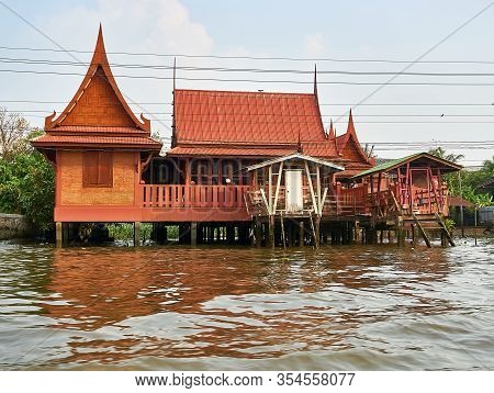 Bangkok, Thailand - January.19.2020: Boat Tour In Bangkok With Temple And House Next To River.