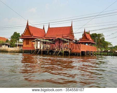 Bangkok, Thailand - January.19.2020: Boat Tour In Bangkok With Temple And House Next To River.