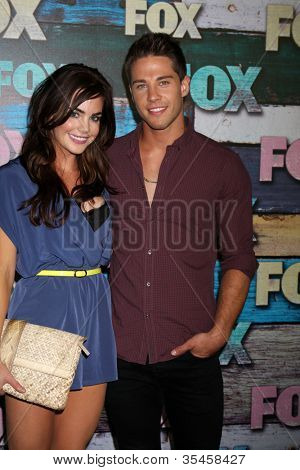 LOS ANGELES - JUL 23: Jillian Murray, Dean Geyer přijíždí z večírku FOX TCA léto 2012 v Soho H
