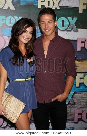 LOS ANGELES - JUL 23: Jillian Murray, Dean Geyer přijíždí z večírku FOX TCA léto 2012 v Soho H