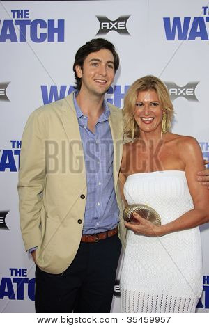 LOS ANGELES - JUL 23: Nicholas Braun, matka Elizabeth Lyle na premiéře filmu 