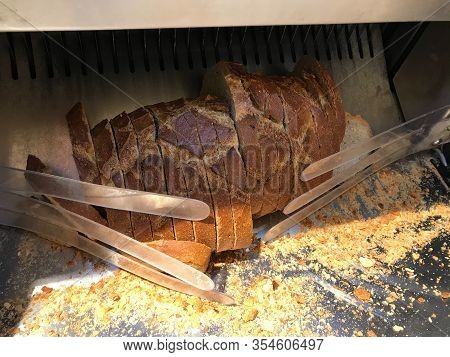 Sliced German Rye Bread In Cutting Machine / Industrial Bread Slicer In Supermarket With Bread Crumb