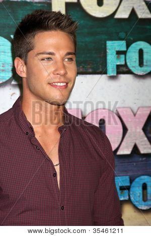 LOS ANGELES - JUL 23: Dean Geyer přijíždí z večírku FOX TCA léto 2012 v Soho House v červenci 23,
