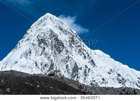 在喜马拉雅山的雪的 Pumori 首脑会议