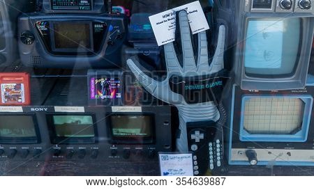 San Francisco, Usa - August 2019: Nintendo Power Glove Controller In A Thrift Shop