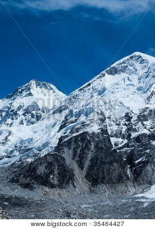 Picos não distante Gorak Shep e Acampamento Base do Everest