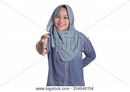 Portrait Of Muslim Businesswoman Offers Hand Shake, Deal Partnership Agreeement Concept, Selective F